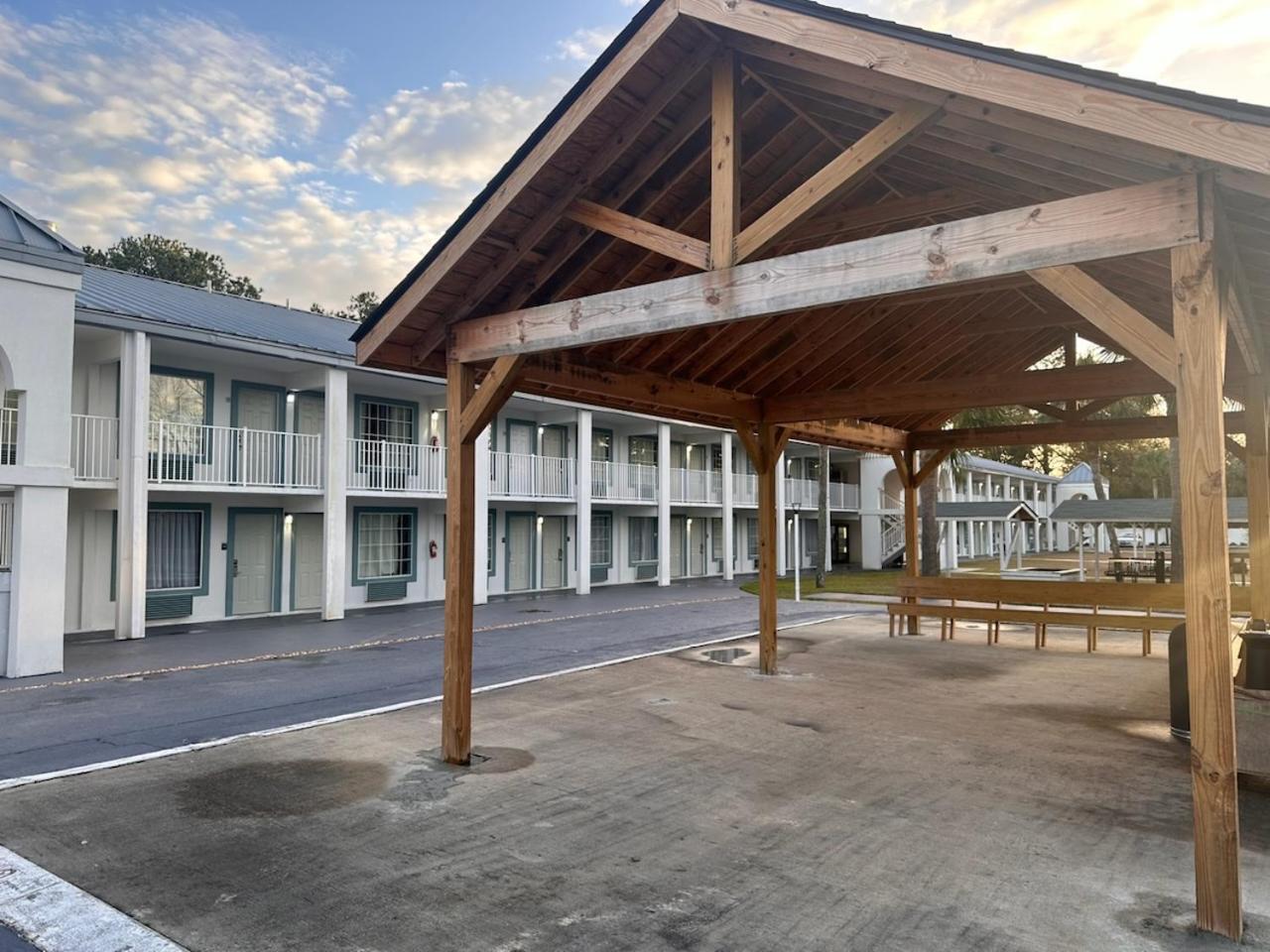 Suburban Studios Brunswick I-95 Exterior photo