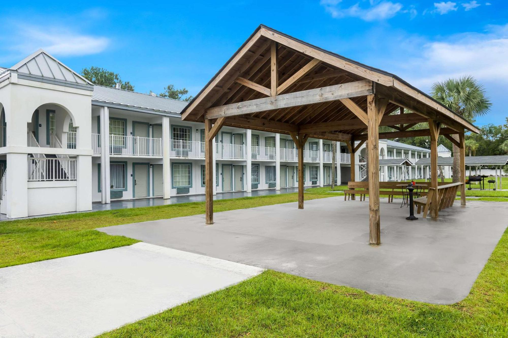 Suburban Studios Brunswick I-95 Exterior photo