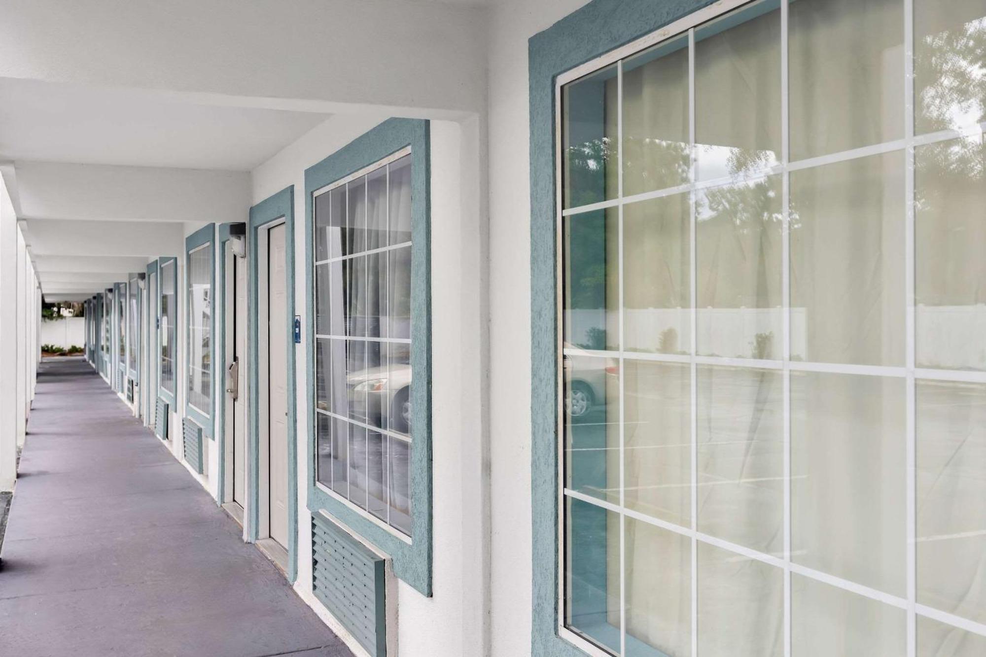 Suburban Studios Brunswick I-95 Exterior photo
